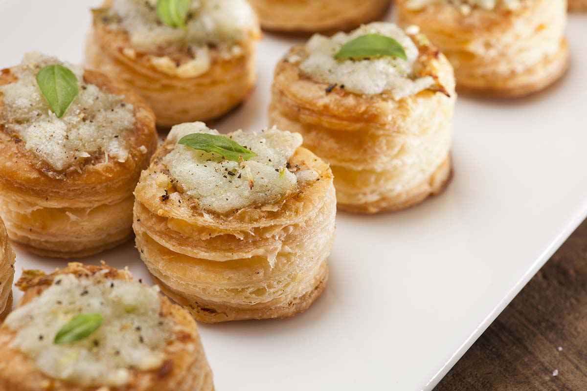 Vassoio con vol-au-vent pere e formaggio