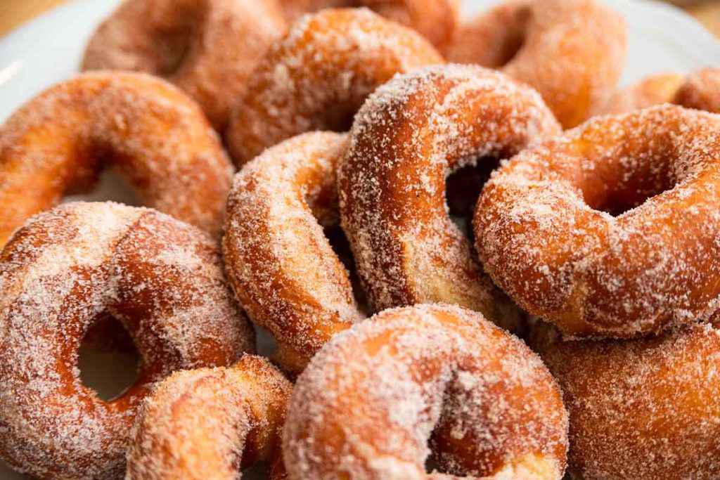 Zeppole di Natale napoletane fritte in padella