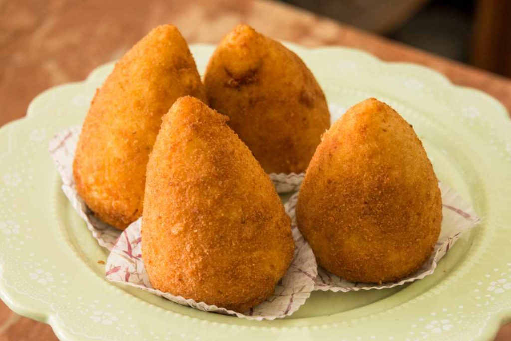Arancini di Montalbano su un'alzatina