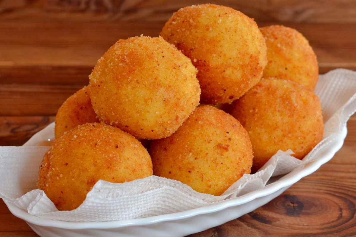 arancini di Montalbano sovrapposti su un piatto da portata