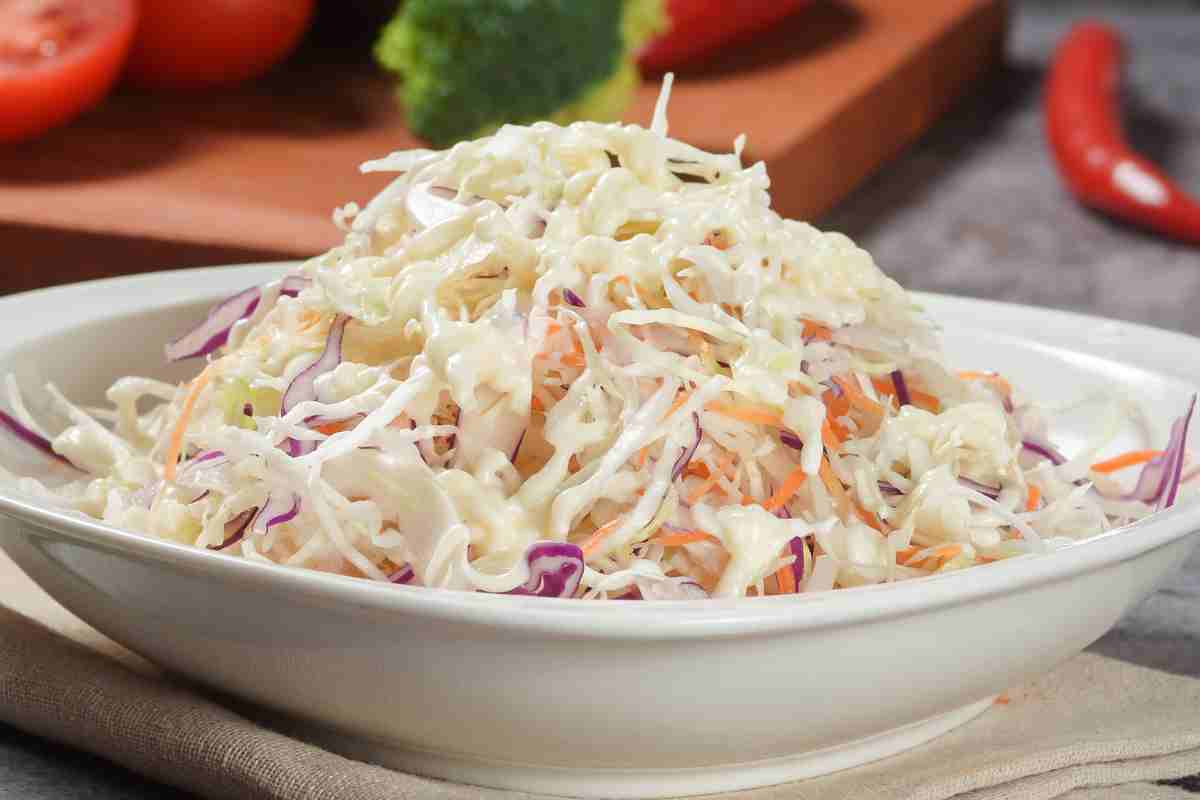 un piatto contenente Insalata di cavolo cappuccio e yogurt greco