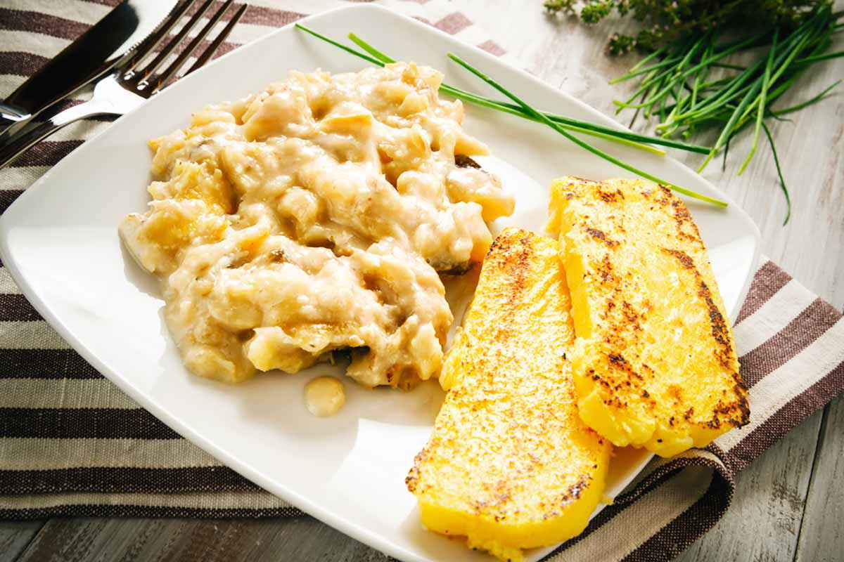 Piatto di baccala alla vicentina con contorno di polenta arrosto