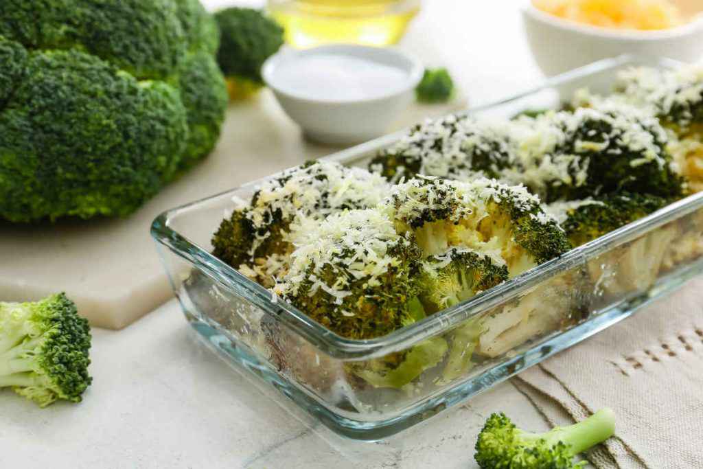 pirofila in vetro con broccoli gratinati al forno
