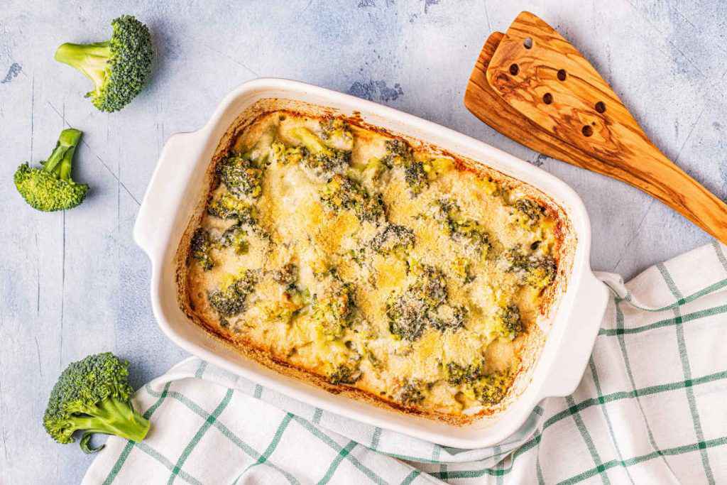 teglia con broccoli gratinati coperti di besciamella