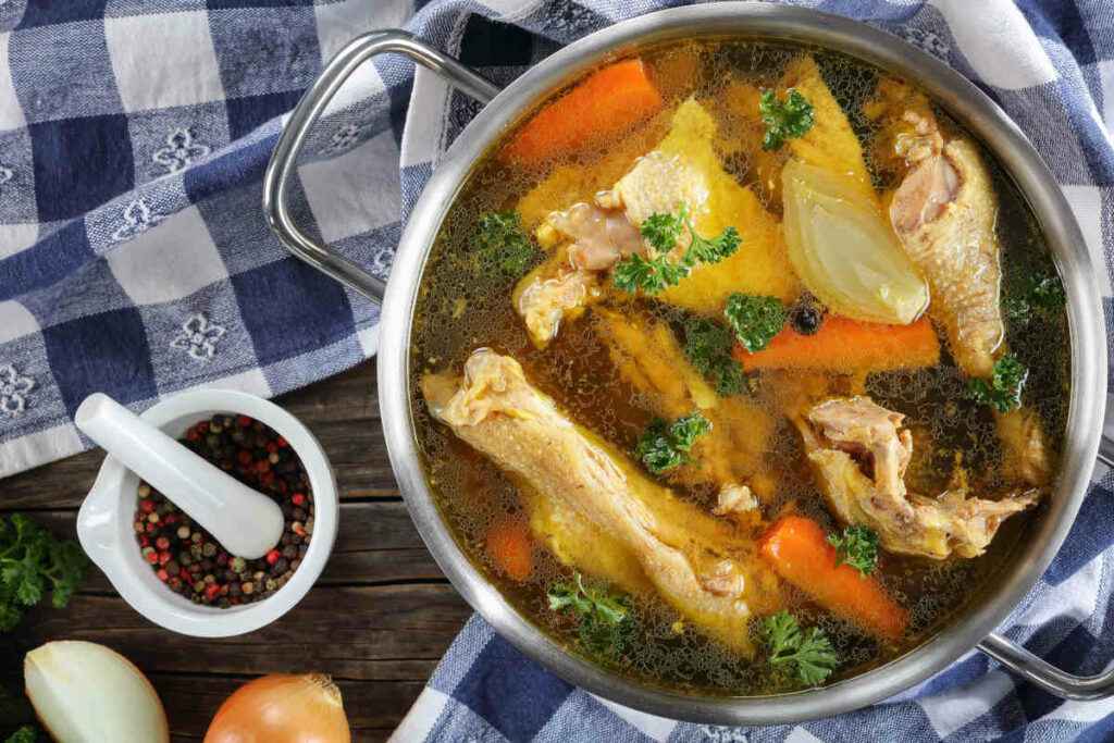 pentola con brodo di carne