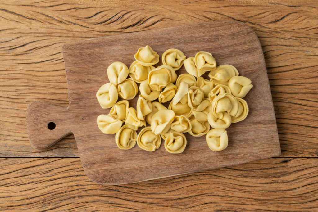 tagliere con cappelletti freschi fatti a mano