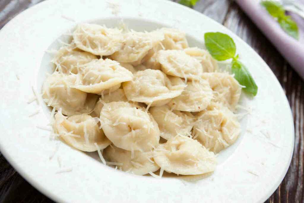 piatto di cappelletti conditi con formaggio