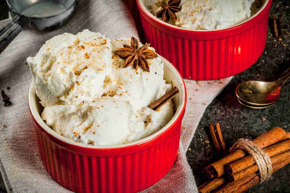 Coppette di pandoro con gelato e panna