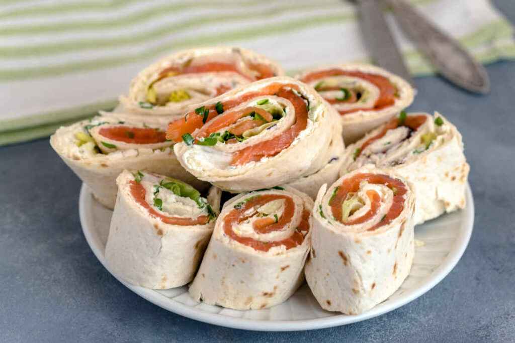 piatto con rotoli di piadina con salmone affumicato