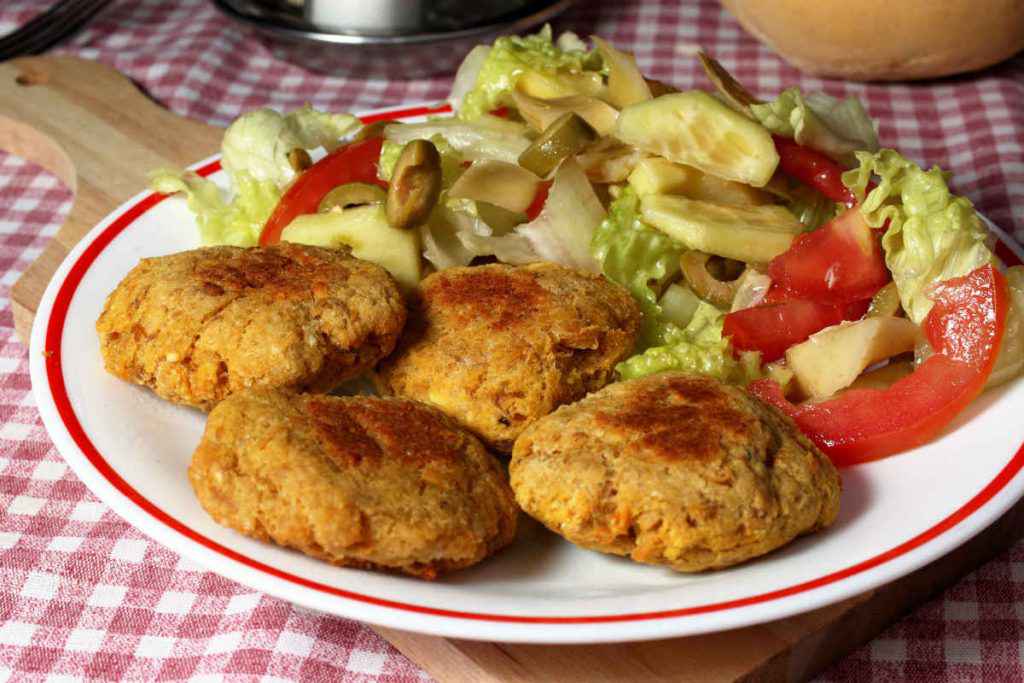 polpette di tonno light al forno con insalata