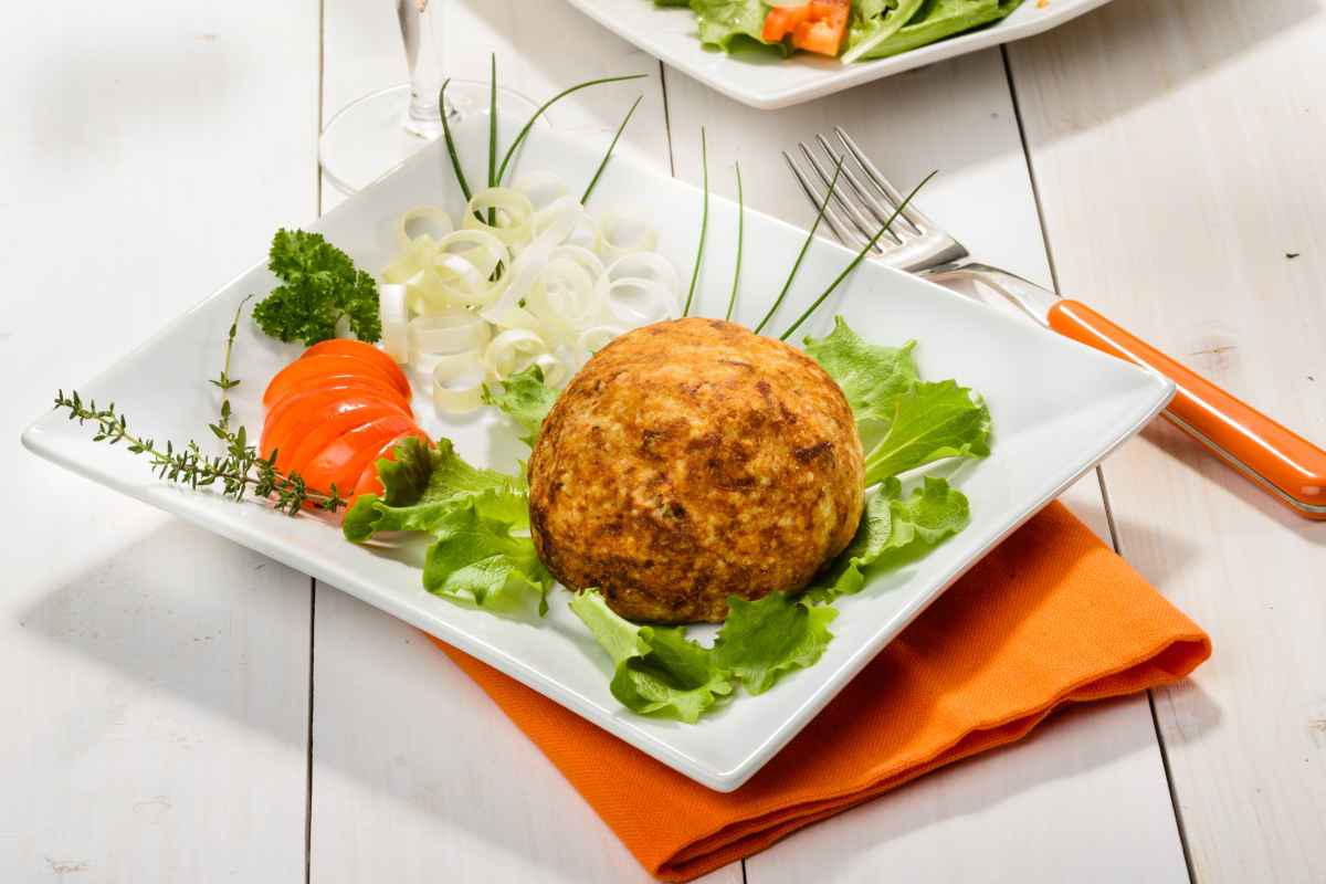 polpette di tonno su letto di insalata mista