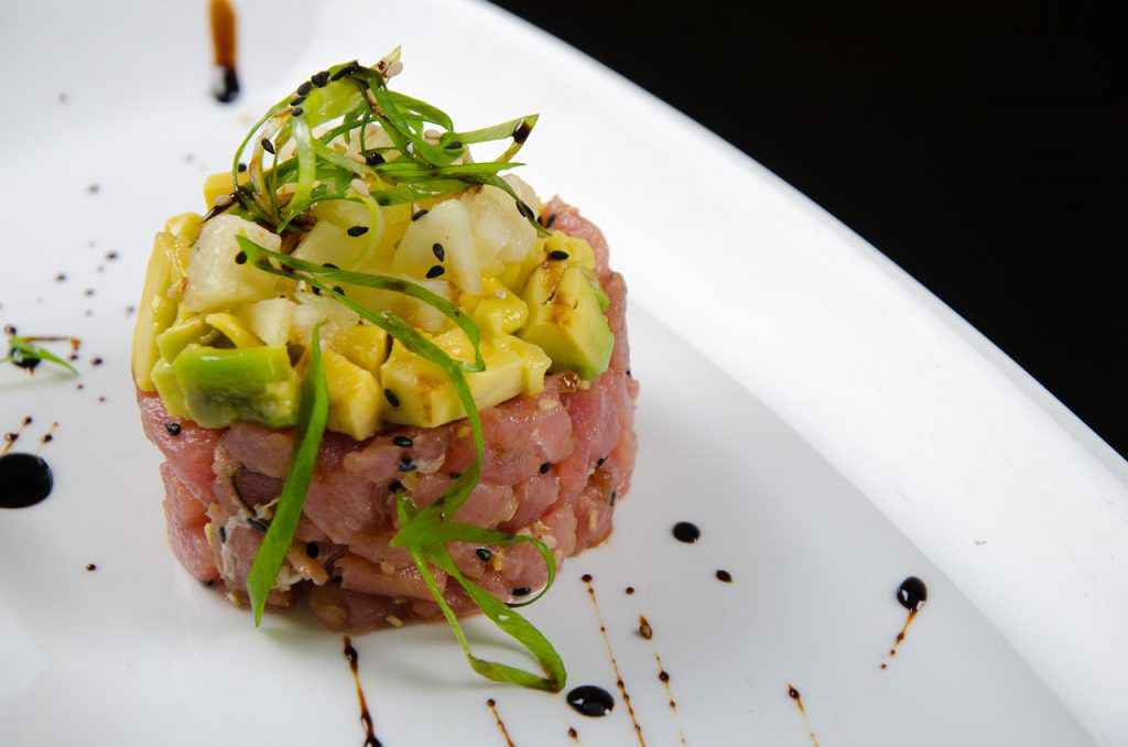 porzione di tartare di salmone con avocado