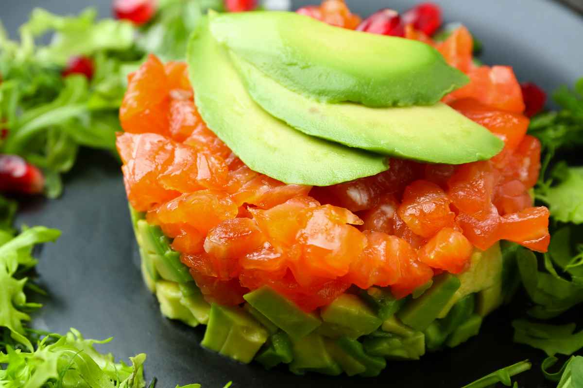 Mi chiedevo cosa si può abbinare alla tartare di salmone così ci ho messo un avocado ed è venuto un antipasto spettacolare