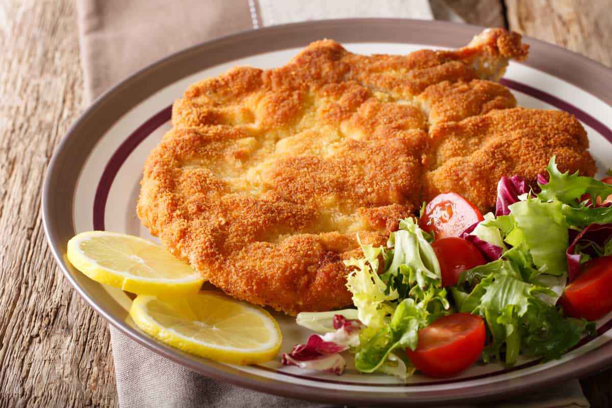 cotoletta con panatura senza uovo accompagnata da insalata