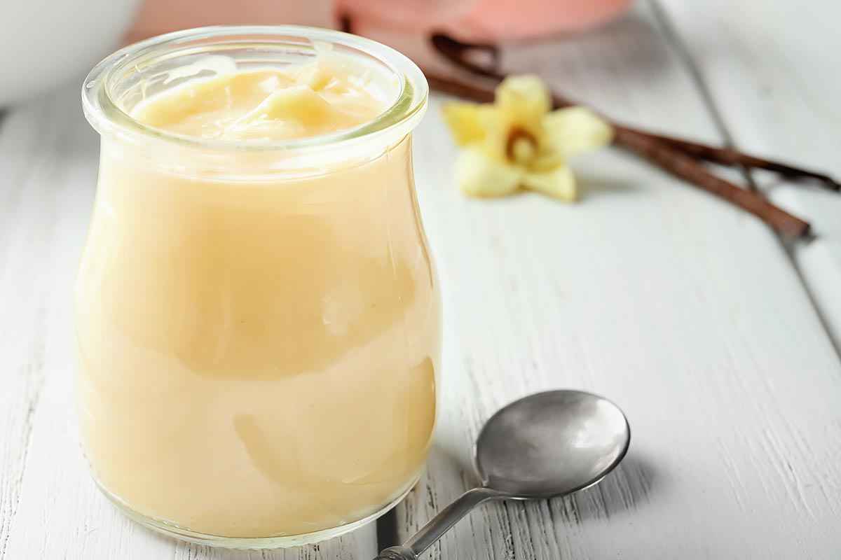 Barattolino di vetro con all'interno della crema alla vaniglia