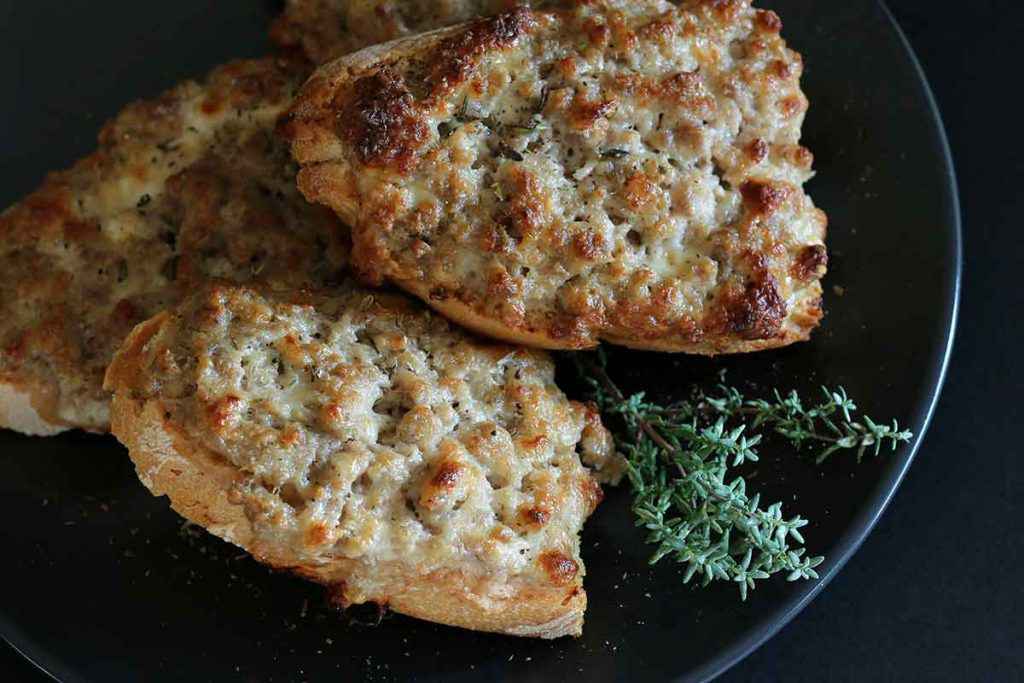 Crostini con salsiccia e stracchino