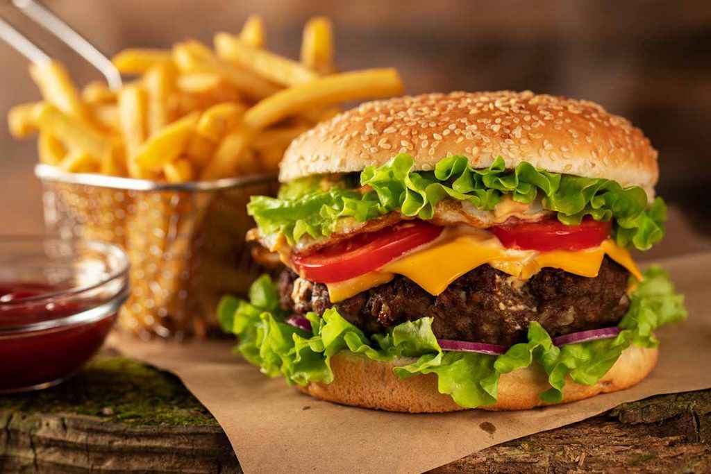 Hamburger di carne tradizionale con patatine fritte