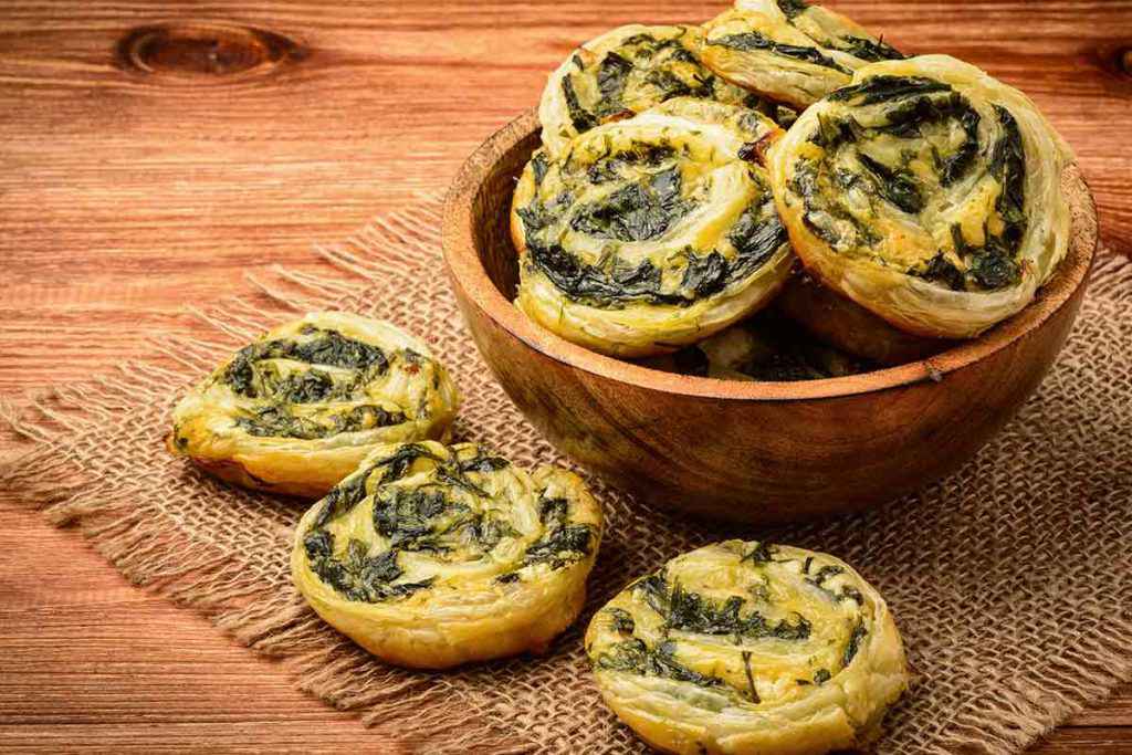 Rotolo sfoglia con rucola per antipasti di capodanno