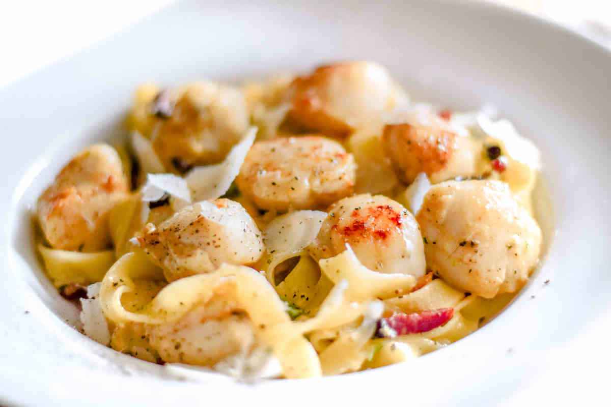 piatto con ricca porzione di tagliatelle alle capesante