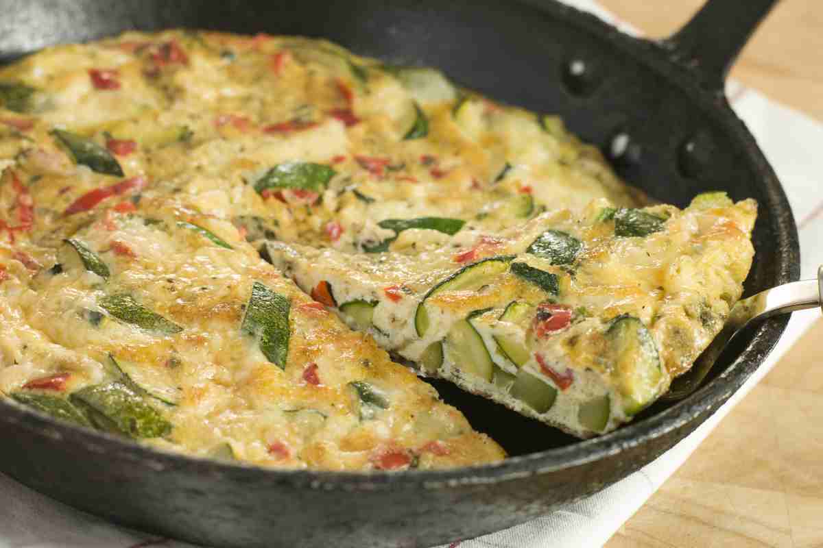 una padella con dentro la frittata di patate e zucchine