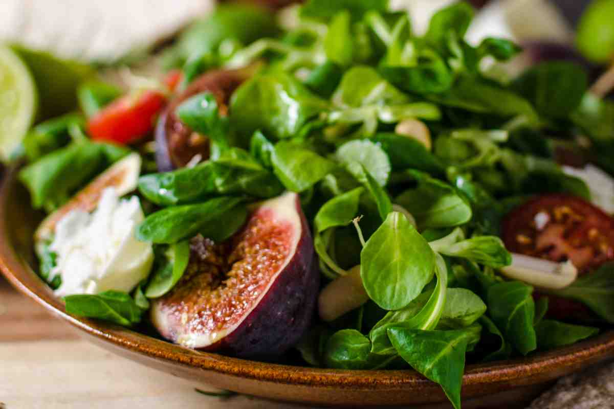 piatto con insalata di fichi e songino