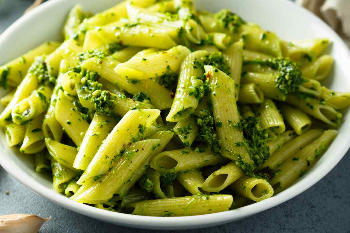Pasta con la rucola in un piatto bianco