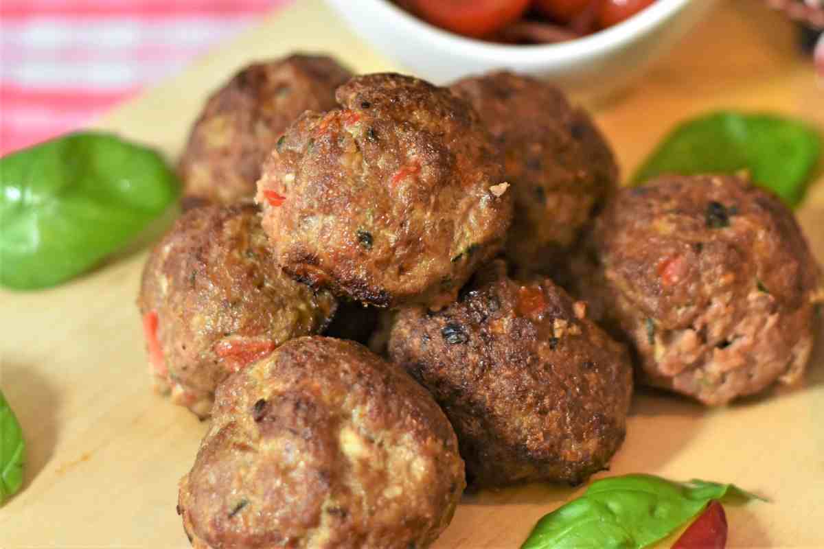 diverse polpette con le sarde su un foglio di carta paglia da cucina