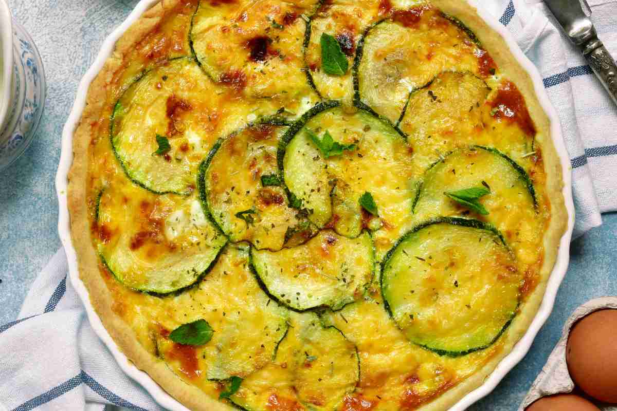 tortiera con quiche di zucchine vista dall'alto