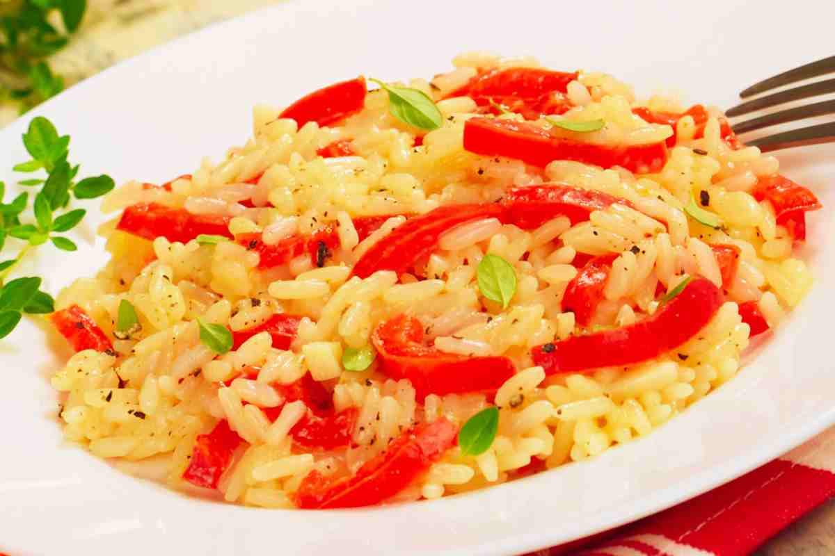 piatto con risotto ai peperoni e una forchetta dentro