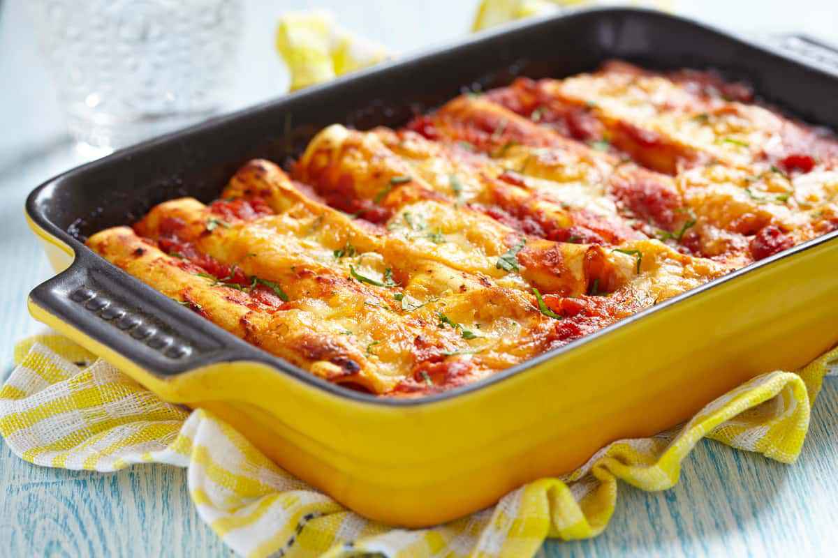 teglia di cannelloni al sugo ripieni di ricotta