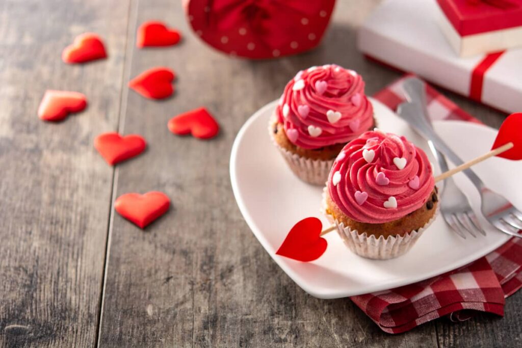 piattino a cuore con cupcake di San Valentino con glassa rossa e zuccherini a forma di cuore
