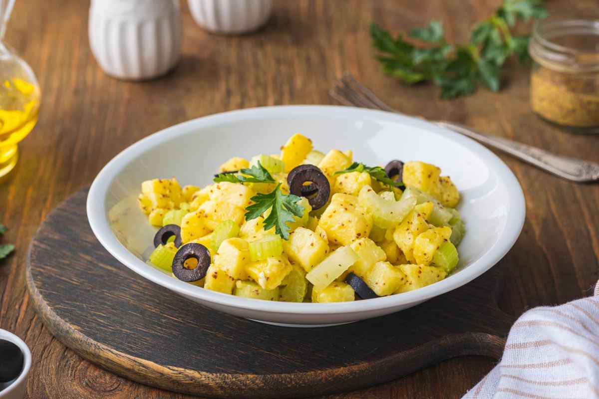 piatto con insalata di patate con sedano e olive