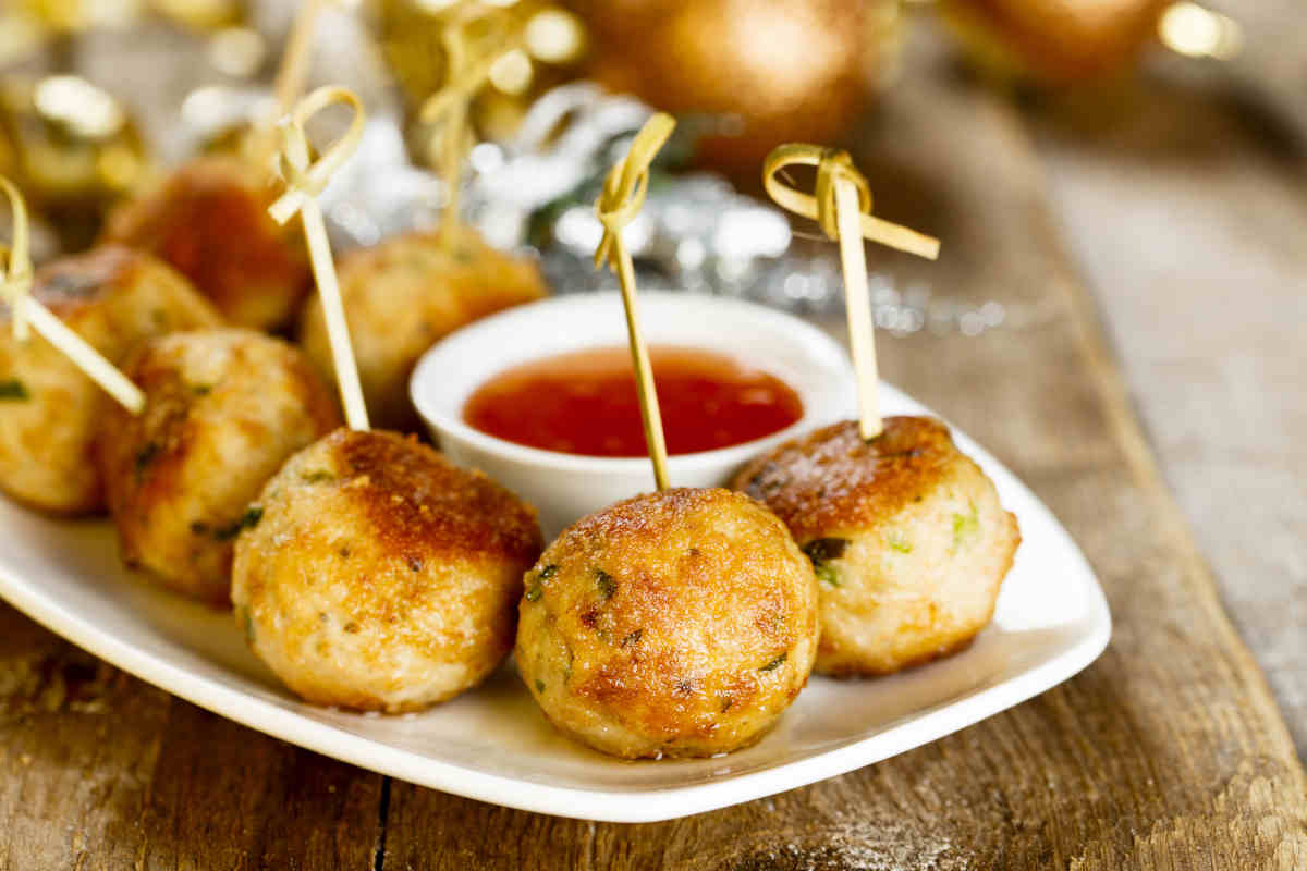 vassoio con polpette di pane finger food e salsa di pomodoro