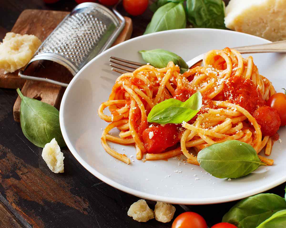 Spaghetti con pomodorini ciliegini, basilico e formaggio