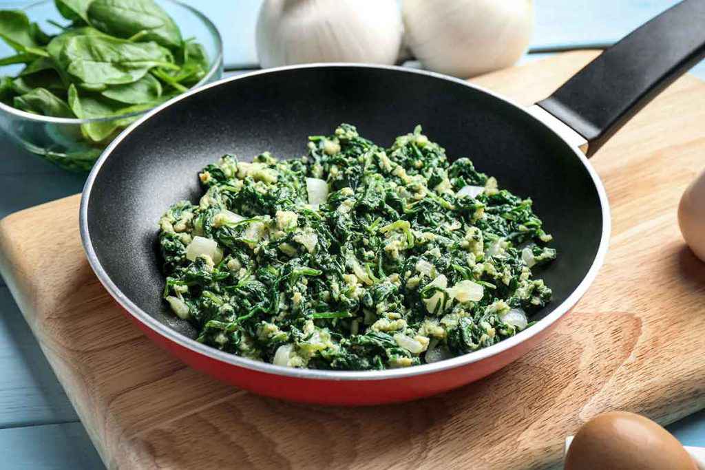 Spinaci cotti in padella con formaggio