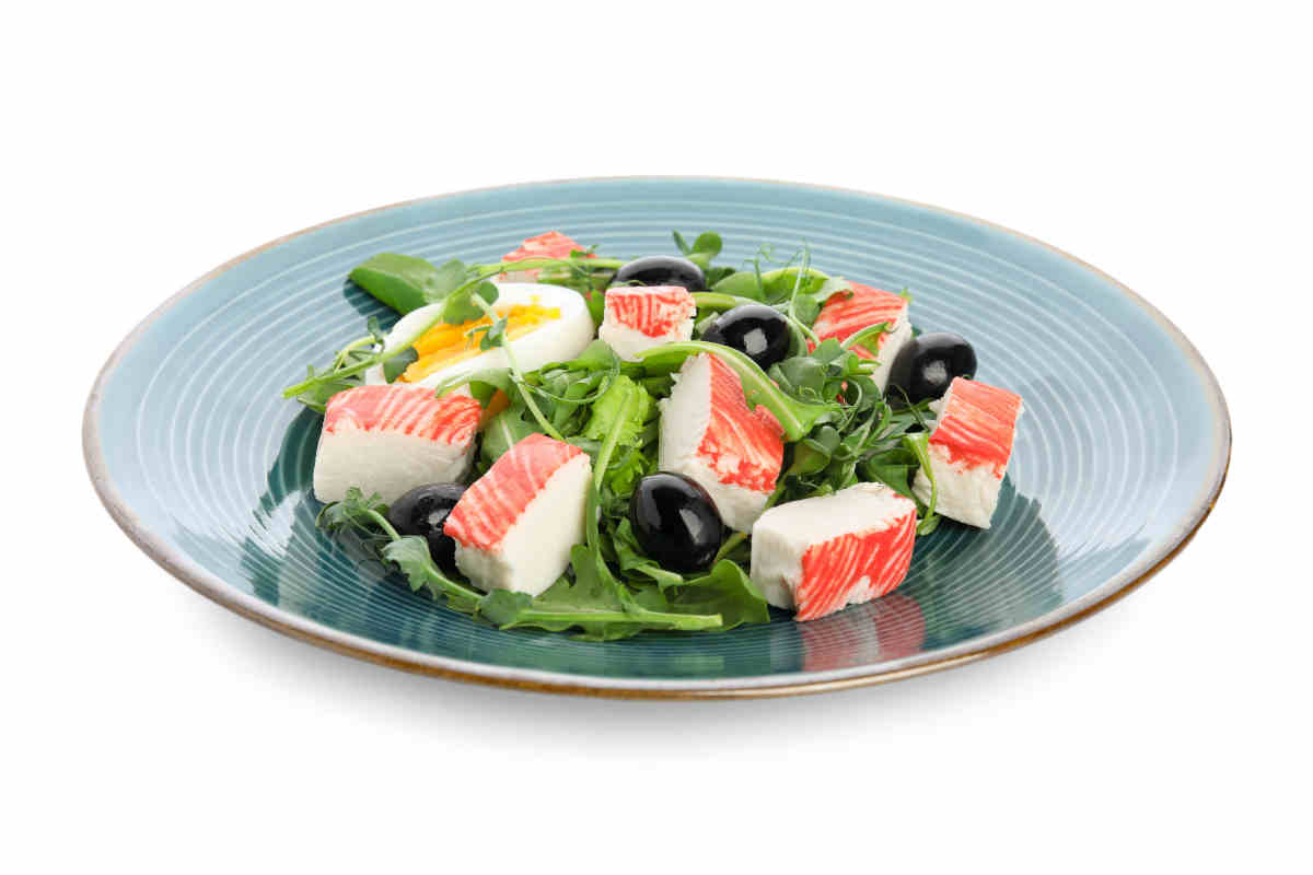 piatto azzurro con insalata di surimi e uova sode