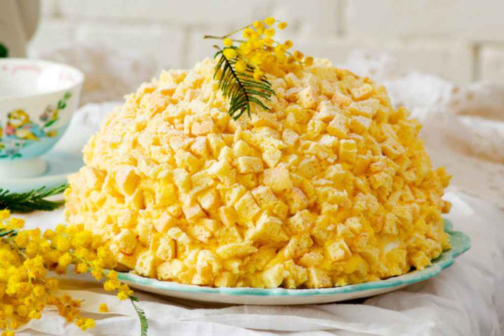 torta mimosa a cupola per il menu della festa della donna