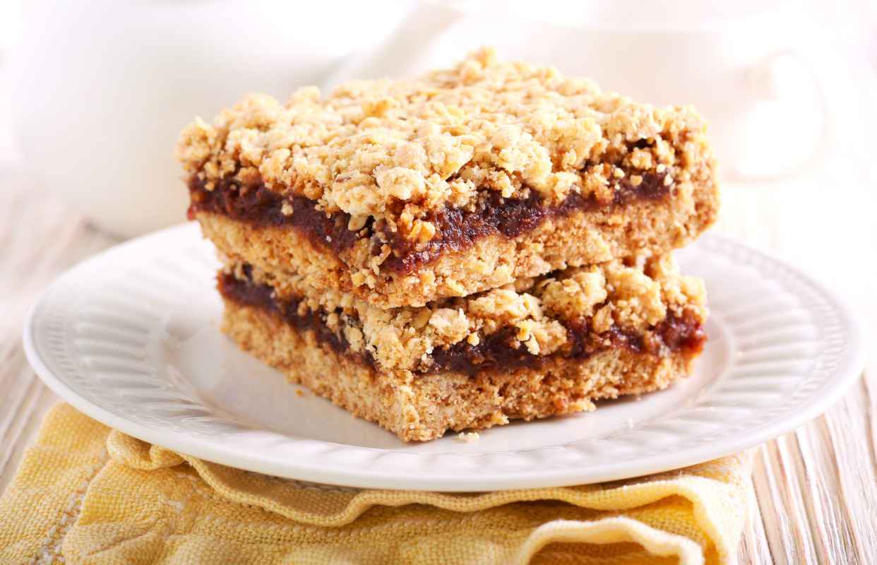 piatto con due fette di torta sbriciolata