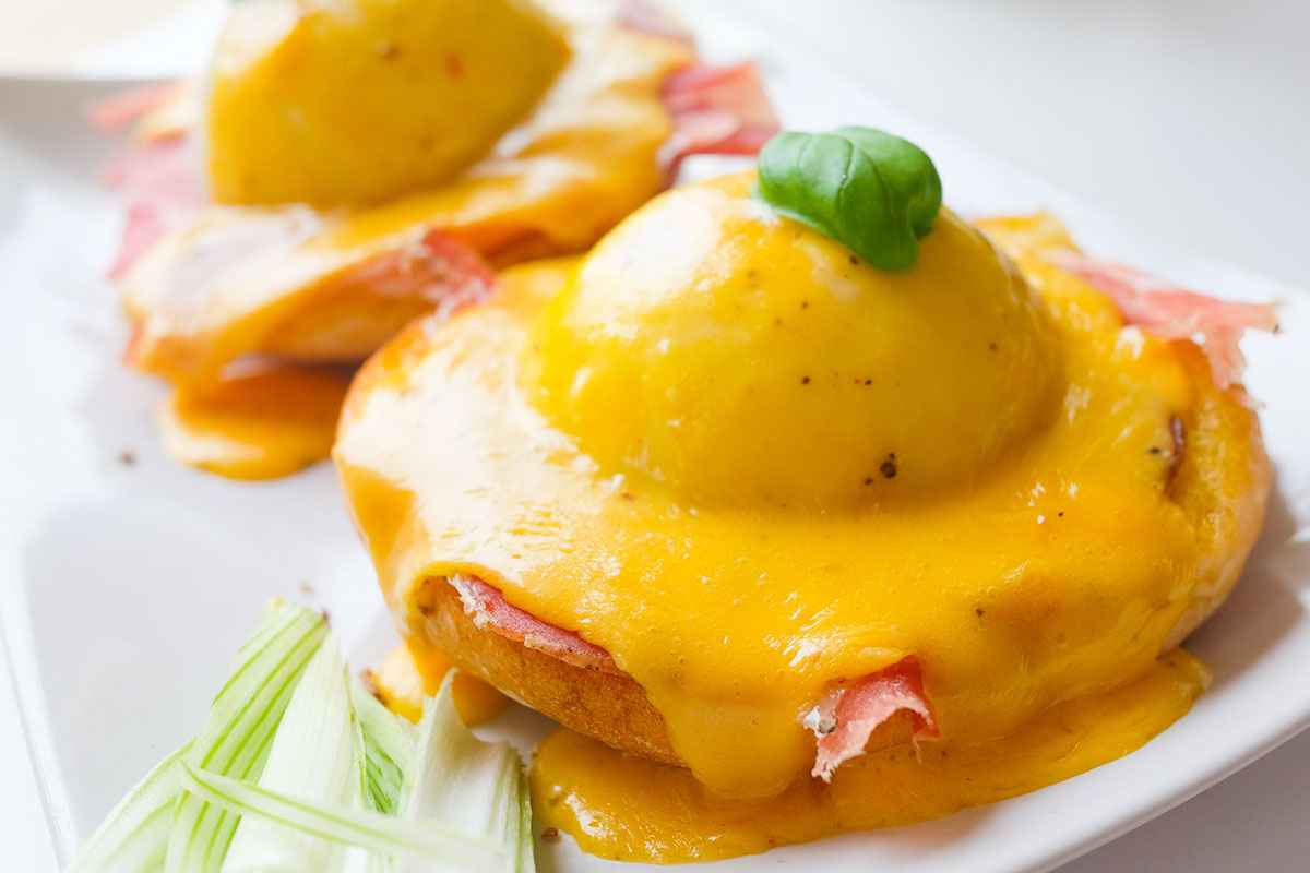 Uova alla Benedict con prosciutto cotto