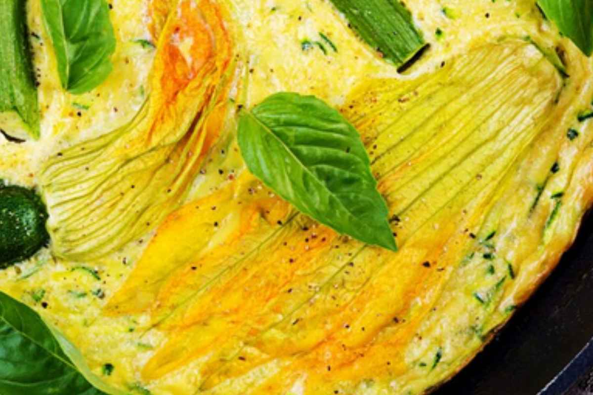 primo piano di Frittata di fiori di zucca al forno vista da vicino dall'alto