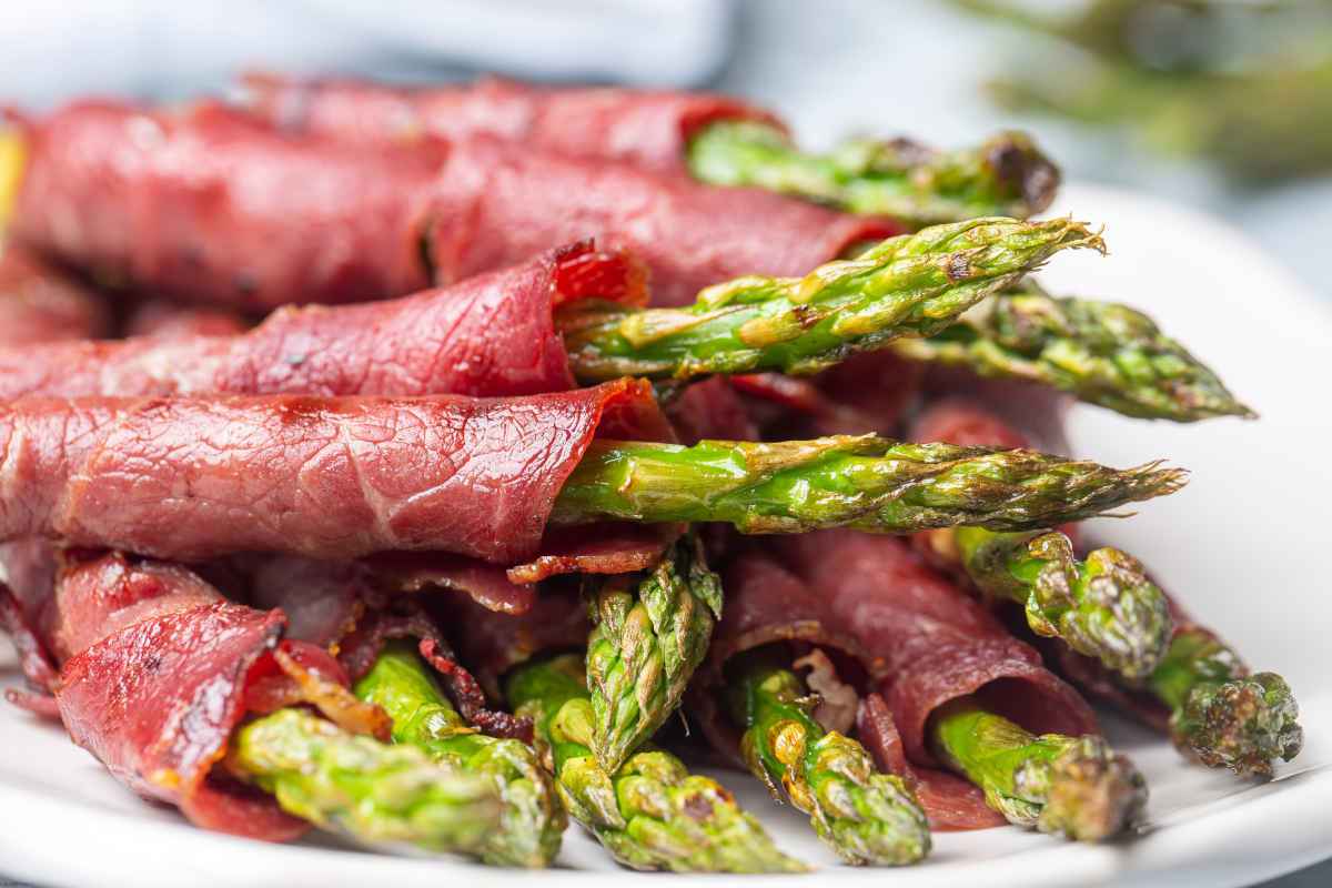 piatto con asparagi al prosciutto crudo di Parma grigliati al forno