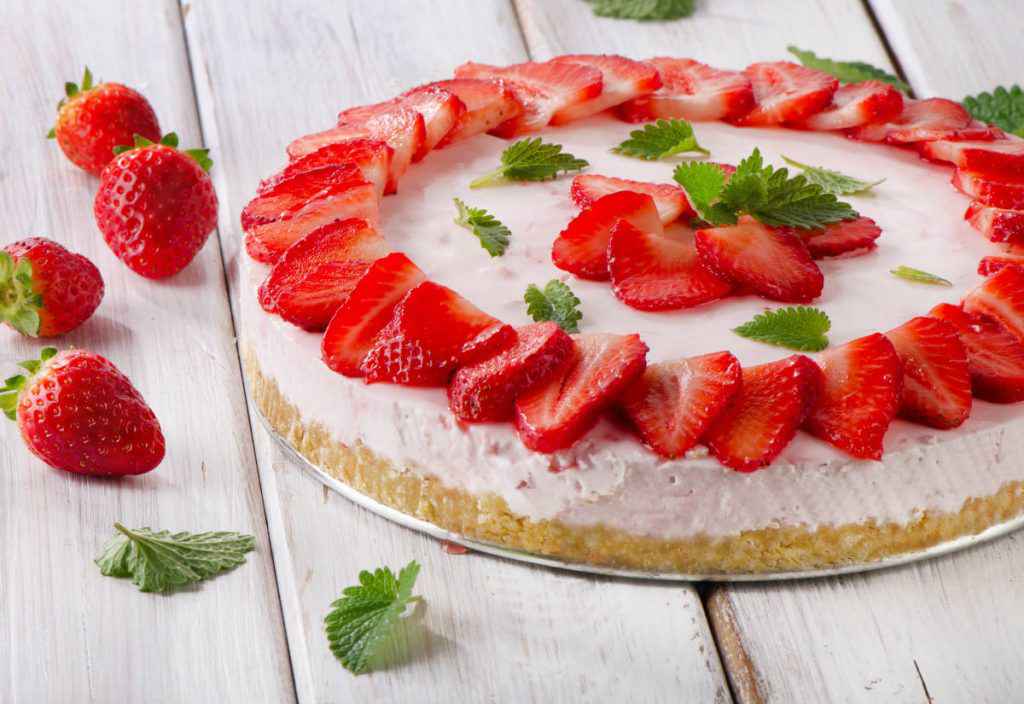 cheesecake alle fragole senza cottura per il pranzo di pasqua