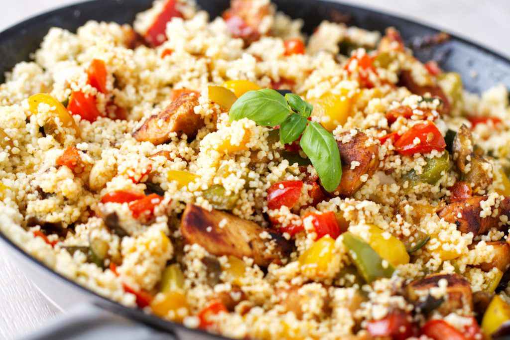 Piatto di cous cous freddo con pollo e verdure