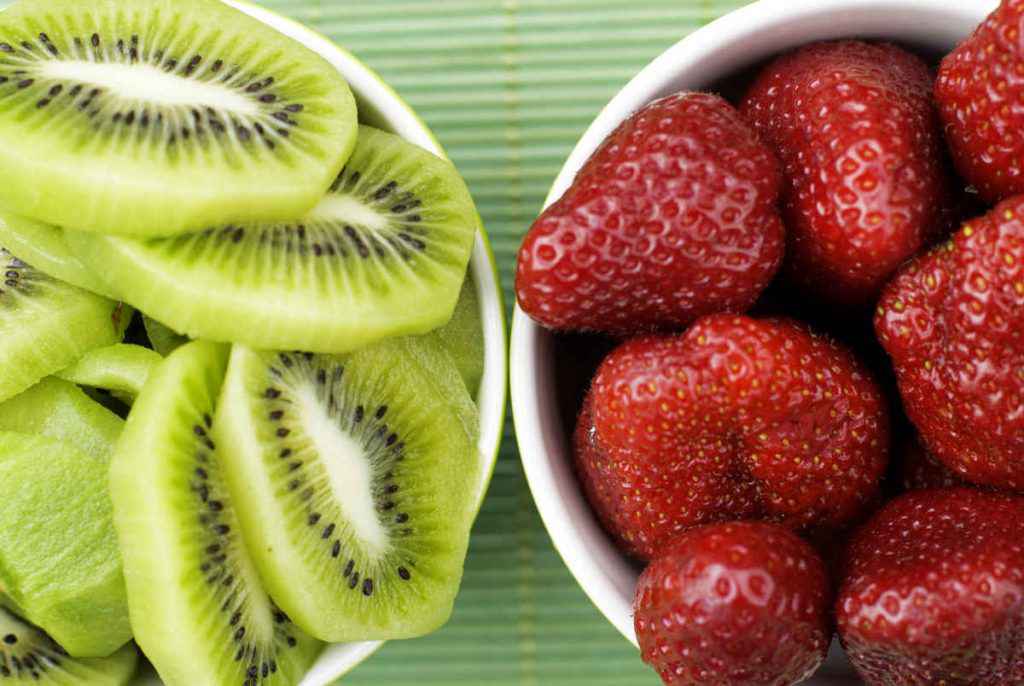 fragole e kiwi frutta di stagione aprile