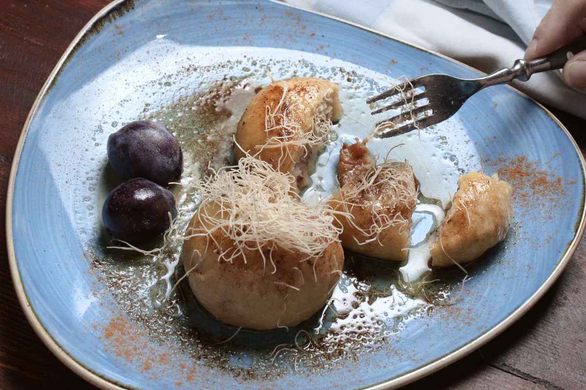piatto decorato con gnocchi di susine friulani