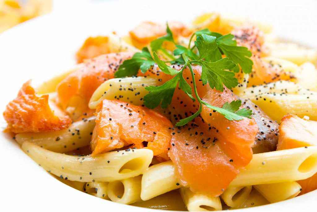 Piatto di penne al salmone senza la panna