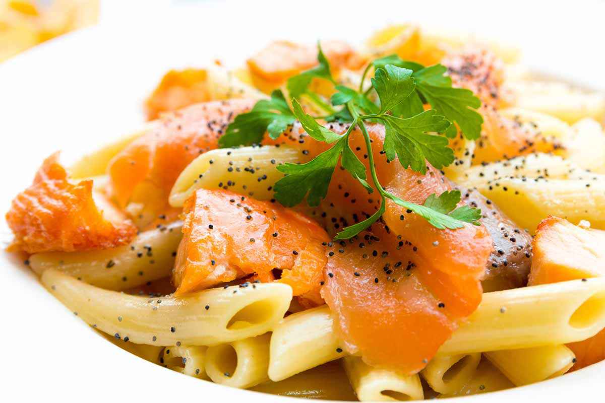 Pasta al salmone senza panna: ricetta facile e veloce | Buttalapasta