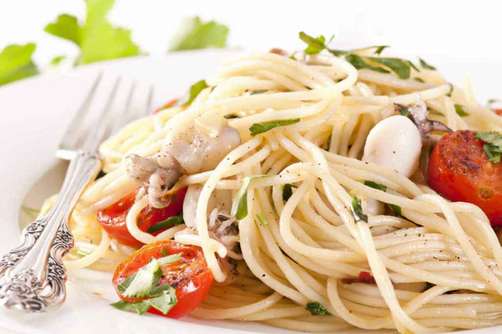 primi piatti sfiziosi piatto di portata con spaghetti con le seppie