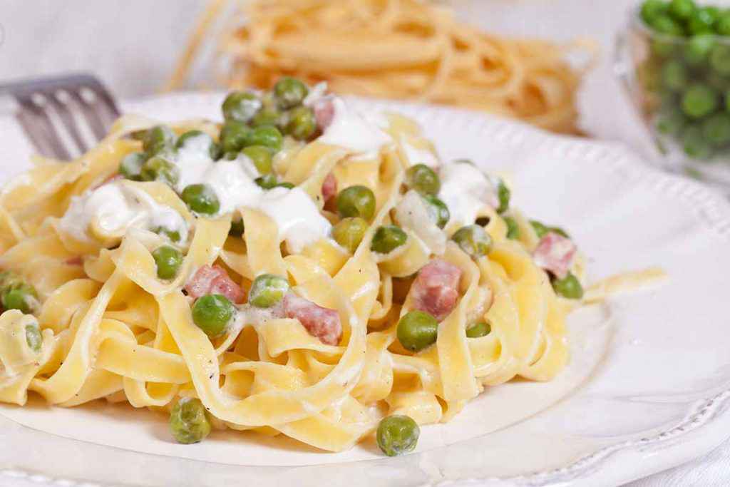 Tagliatelle con panna, prosciutto e piselli