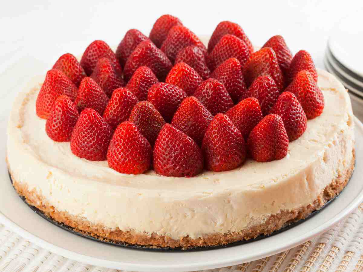 Cheesecake senza zucchero decorata con fragole fresche